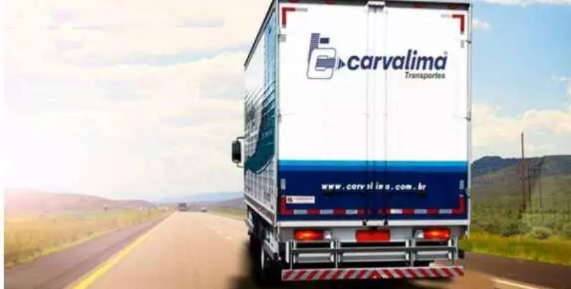 A foto mostra um caminhão da empresa Carvalima Transportes