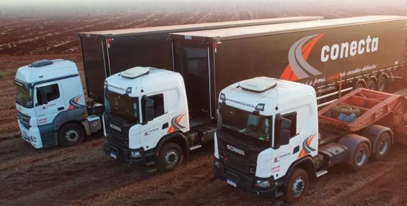 A foto mostra caminhões e carretas da empresa Conecta Transportes