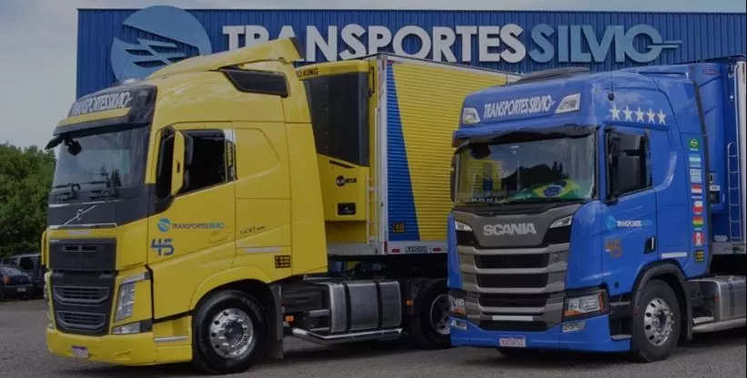 A foto mostra duas carretas da empresa Transportes Silvio