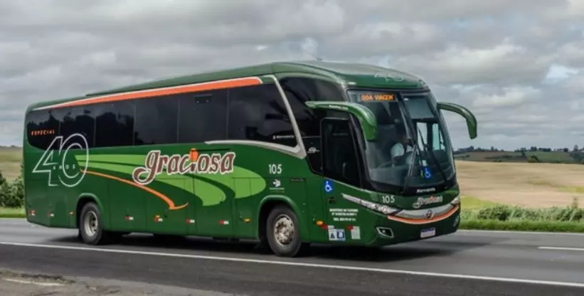 A foto mostra um ônibus da empresa Viação Graciosa