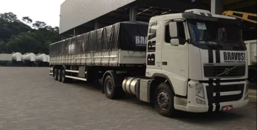 A foto mostra uma carreta da empresa Bravus Transportes