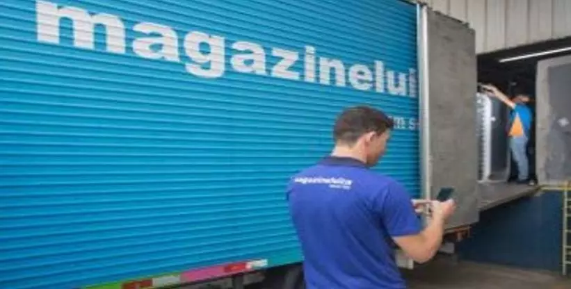 A foto mostra caminhão de entrega da empresa Magazine Luiza