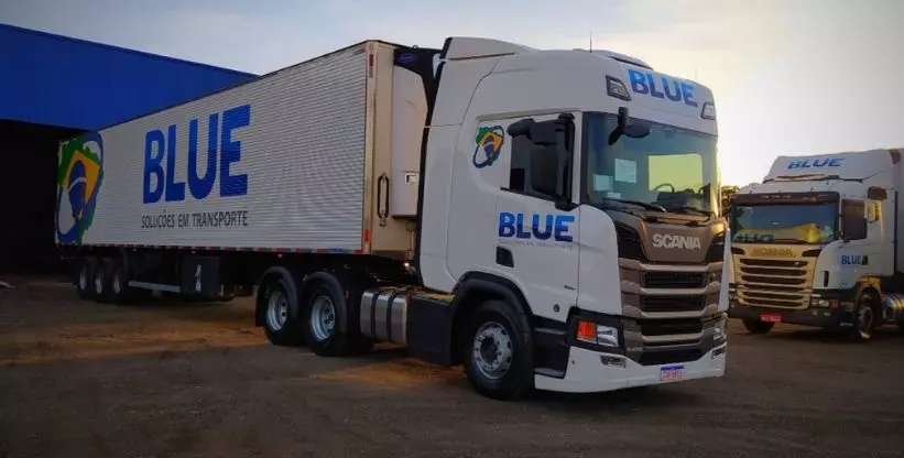 A foto mostra carretas da empresa Blue Transportes