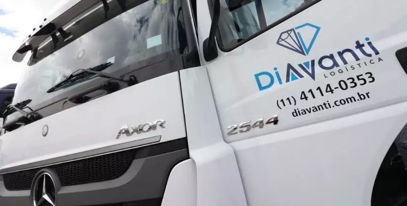 A foto mostra um caminhão da empresa Diavanti Logística