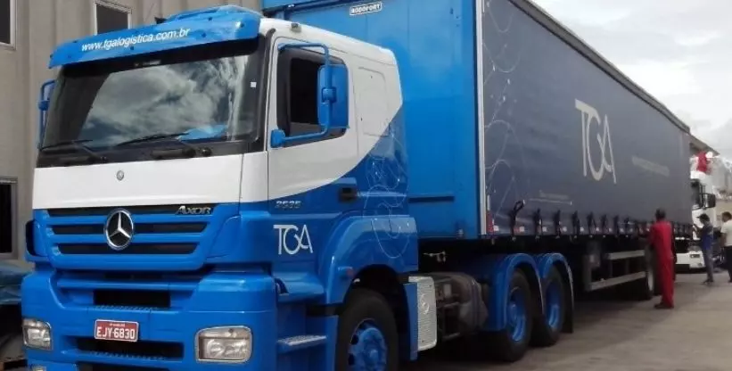 A foto mostra uma carreta da empresa TGA Logística