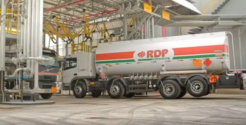 A foto mostra 2 caminhões da empresa RDP Petróleo