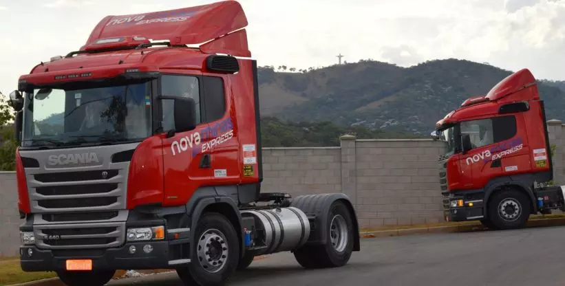 A foto mostra caminhões da empresa Novaminas Logística