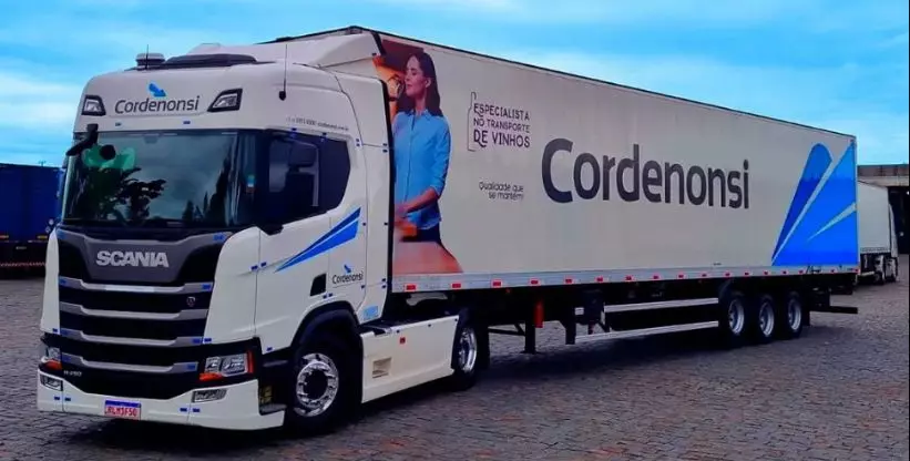 A foto mostra uma carreta da Cordenonsi