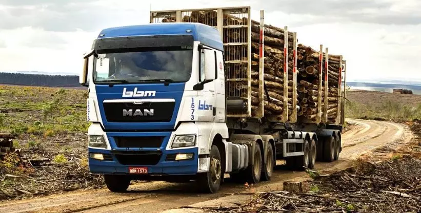 A foto mostra um bitrem da empresa BBM Logística