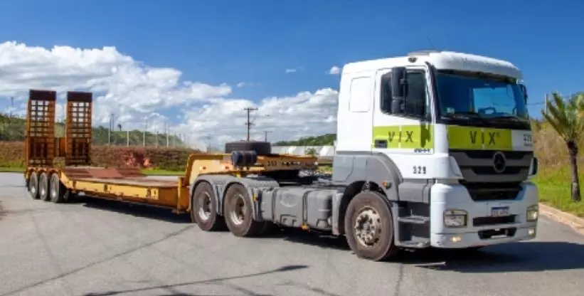A foto mostra uma carreta da VIX Logística