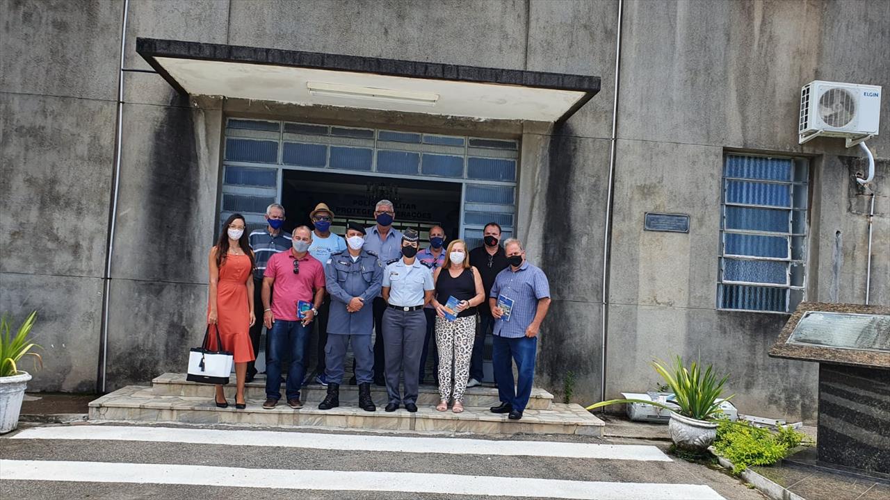 POLICIA MILITAR RECEBE CONSEG JC NO QUARTEL