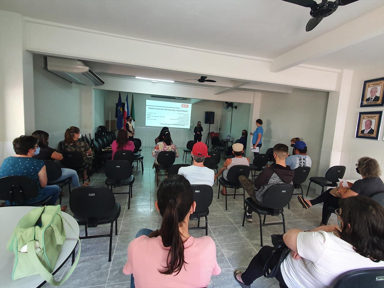 Encontro com familiares e profissionais para esclarecimentos sobre a Equoterapia Encontro com familiares e profissionais para esclarecimentos sobre a Equoterapia