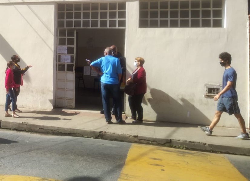 Vacinação contra a Covid-19 acontece na Sala de Vacinas a partir das 13h mediante apresentação de senha