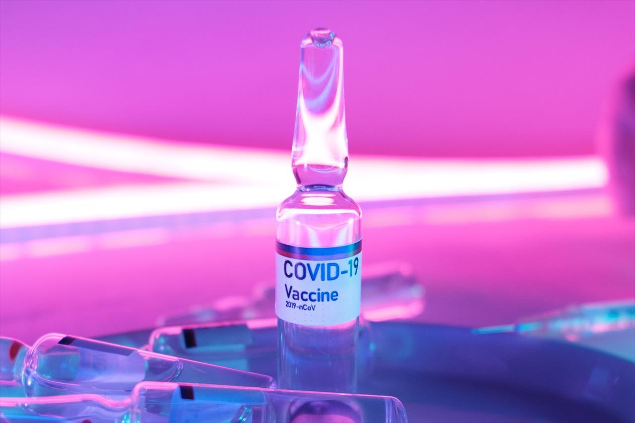 Covid-19: novo lote de vacinas da Pfizer chega ao Brasil