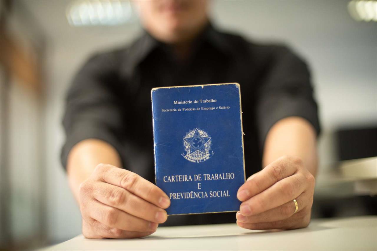 Governo do Ceará vai pagar 50% do salário mínimo para novos trabalhadores do comércio e serviços