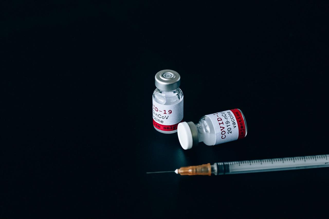 Covid-19: novo lote de vacinas da Pfizer chega ao Brasil