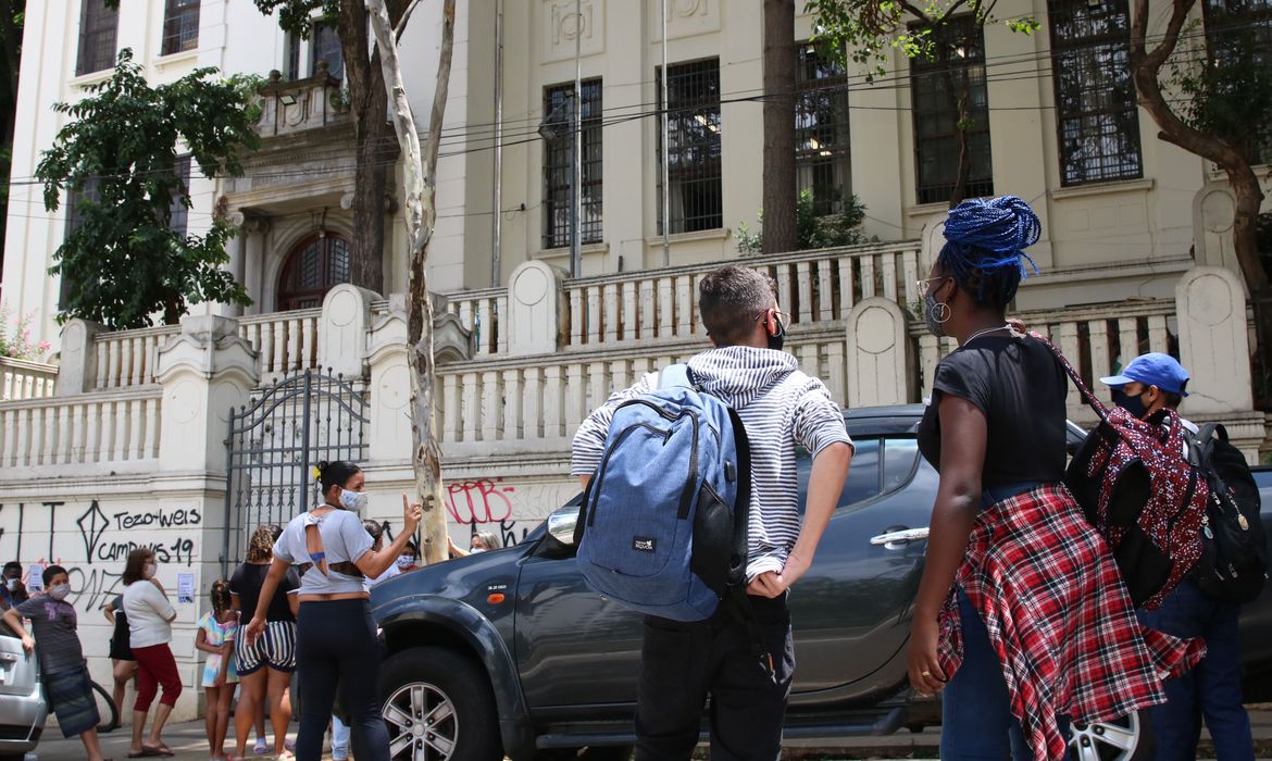 Justiça determina volta de professores só após vacinação completa
