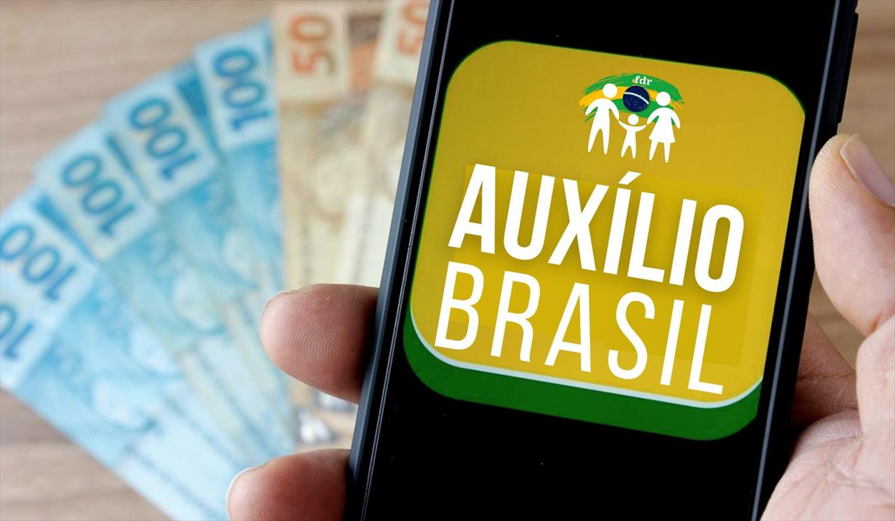 Auxílio Brasil deve ser de R$ 300 por mês e atingir 17 milhões de pessoas