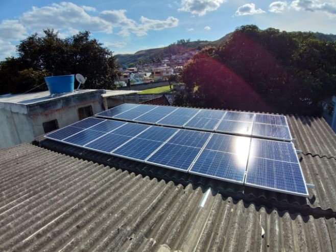 Sistema de 4,76kWp c/ 14 Painéis Sistema de 4,76kWp c/ 14 Painéis