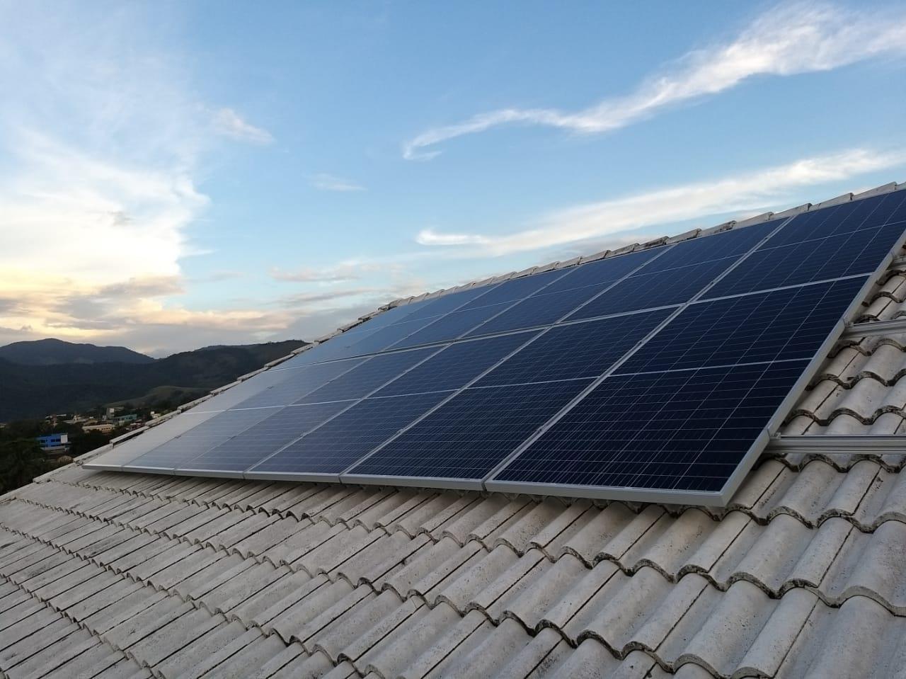 Sistema com 12 painéis - 4,08kWp Sistema com 12 painéis - 4,08kWp