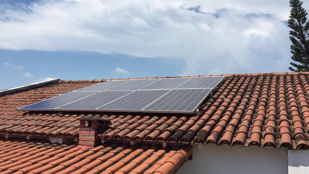 Sistema de 2,72kWp com 8 painéis Sistema de 2,72kWp com 8 painéis