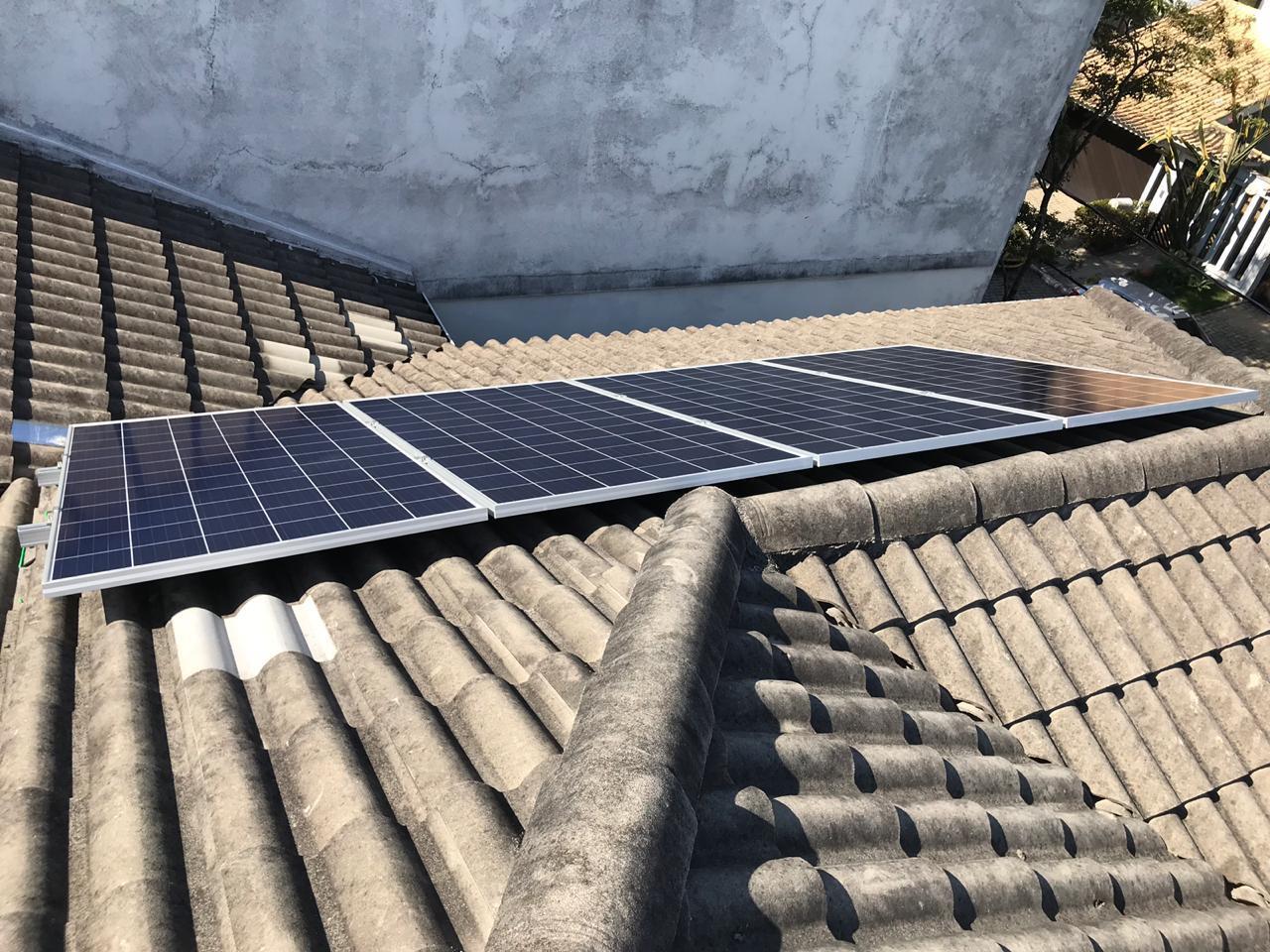 Sistema de 3,40kWp com 10 painéis Sistema de 3,40kWp com 10 painéis
