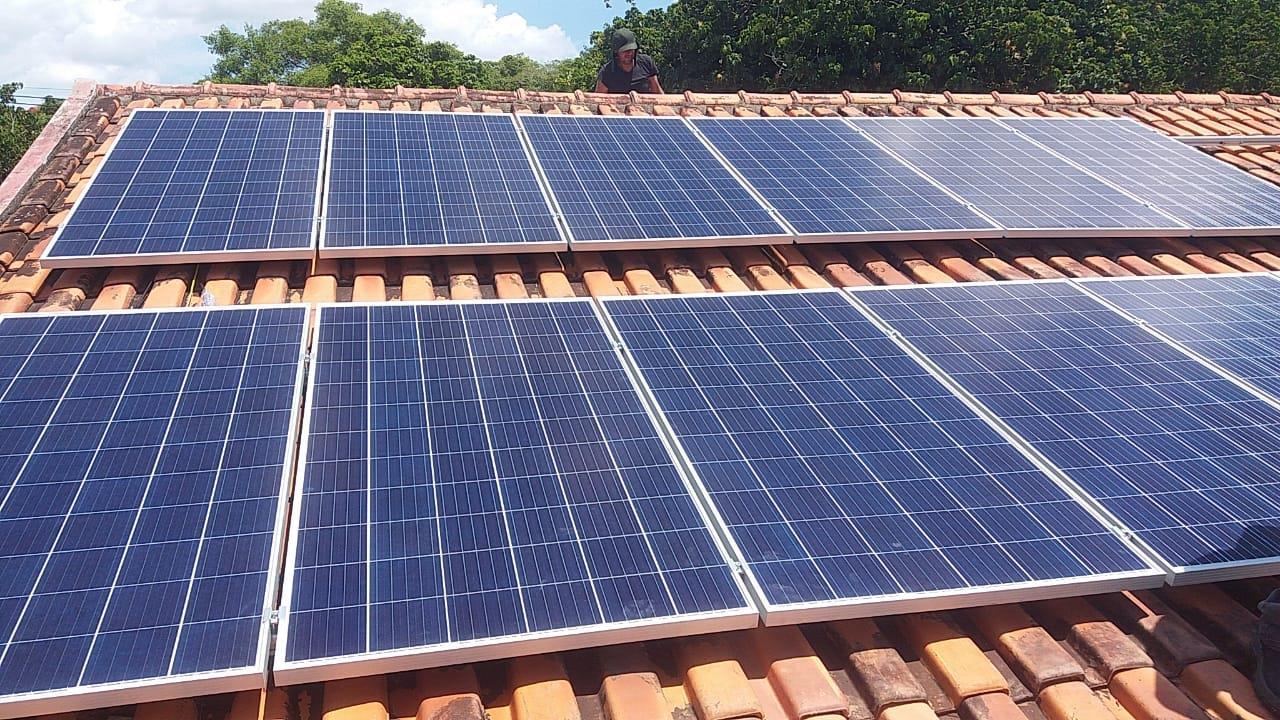 Sistema de 4,76kWp com 14 painéis Sistema de 4,76kWp com 14 painéis