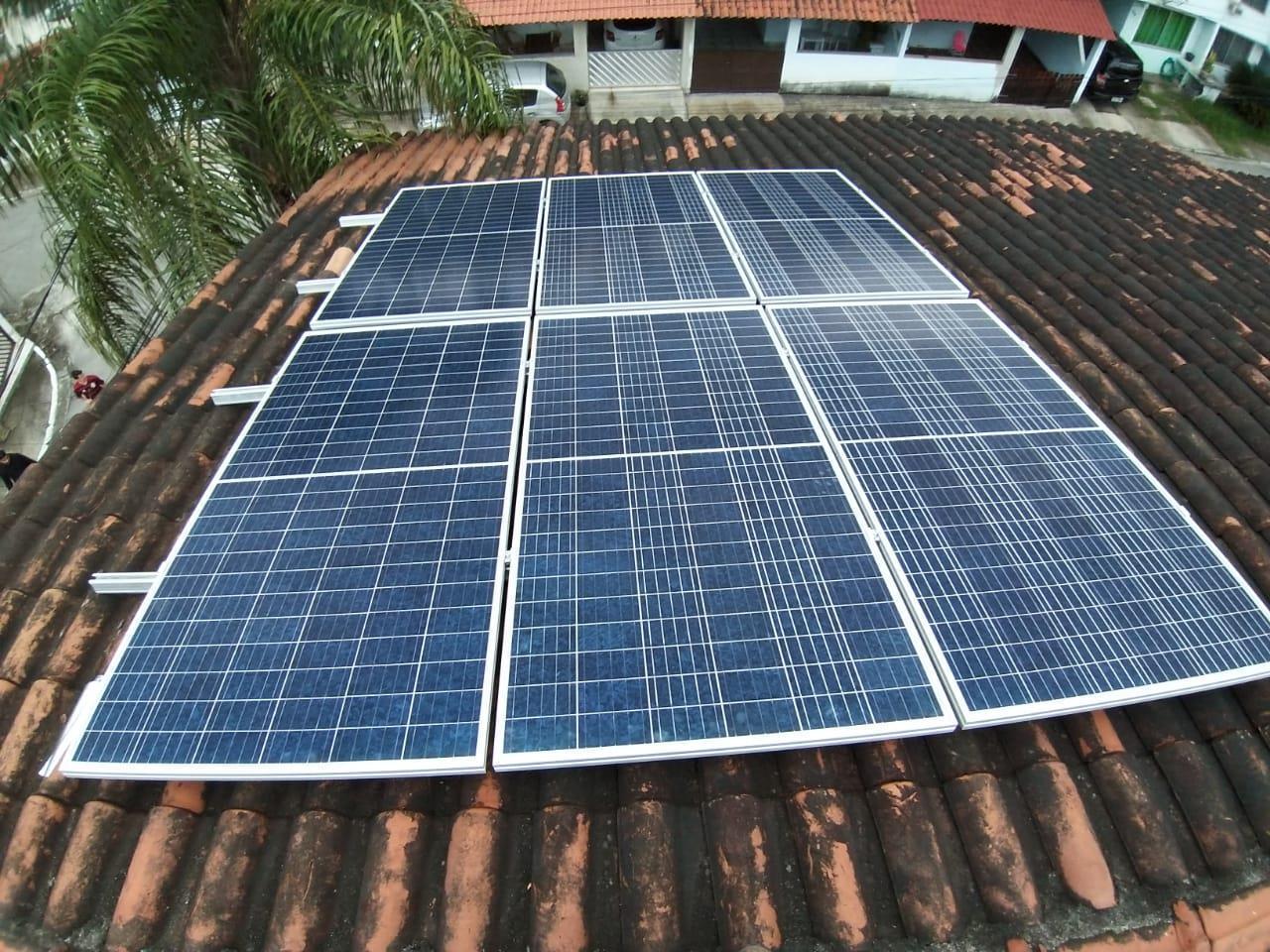 Sistema de 5,44kWp com 16 painéis Sistema de 5,44kWp com 16 painéis