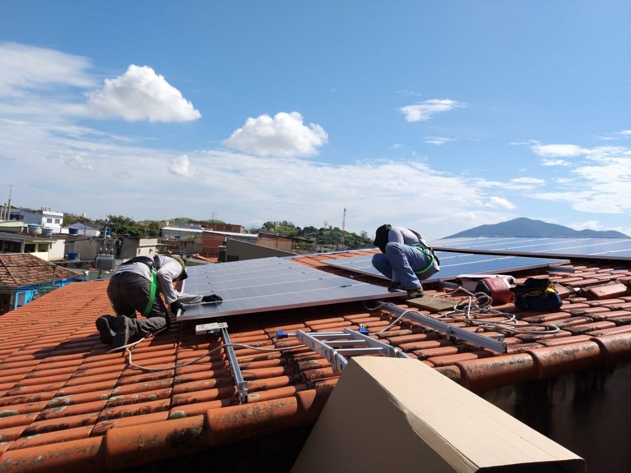 Sistema de 6,80kWp com 20 painéis Sistema de 6,80kWp com 20 painéis