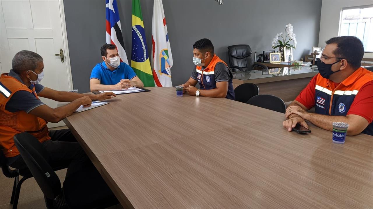 Na tarde desta sexta-feira (05), o prefeito Deibson Balé e o coordenador da Defesa Civil Municipal de Trizidela do Vale, Otone Sousa, receberam no gabinete do Palácio Municipal, membros da Defesa Civil Estadual Capitão Rodrigues e Sargento Conrado