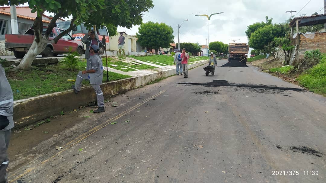 Secretaria Municipal de Infraestrutura está realizando a operação tapa-buraco para melhorar as condições de tráfego nas ruas do município.