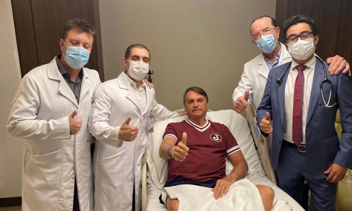 Com camisa do Juventus Bolsonaro recebe alta hospitalar