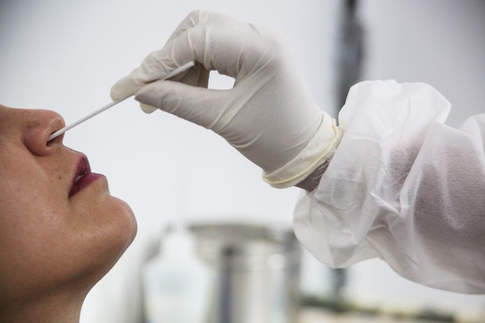 Laboratórios informam que exames positivos para covid-19 saltam para 40% após festas de fim de ano